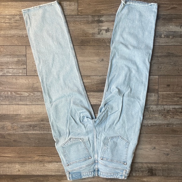 Abercrombie & Fitch Women’s 90s High Rise Light Wash Relaxed Jeans - Picture 2 of 3